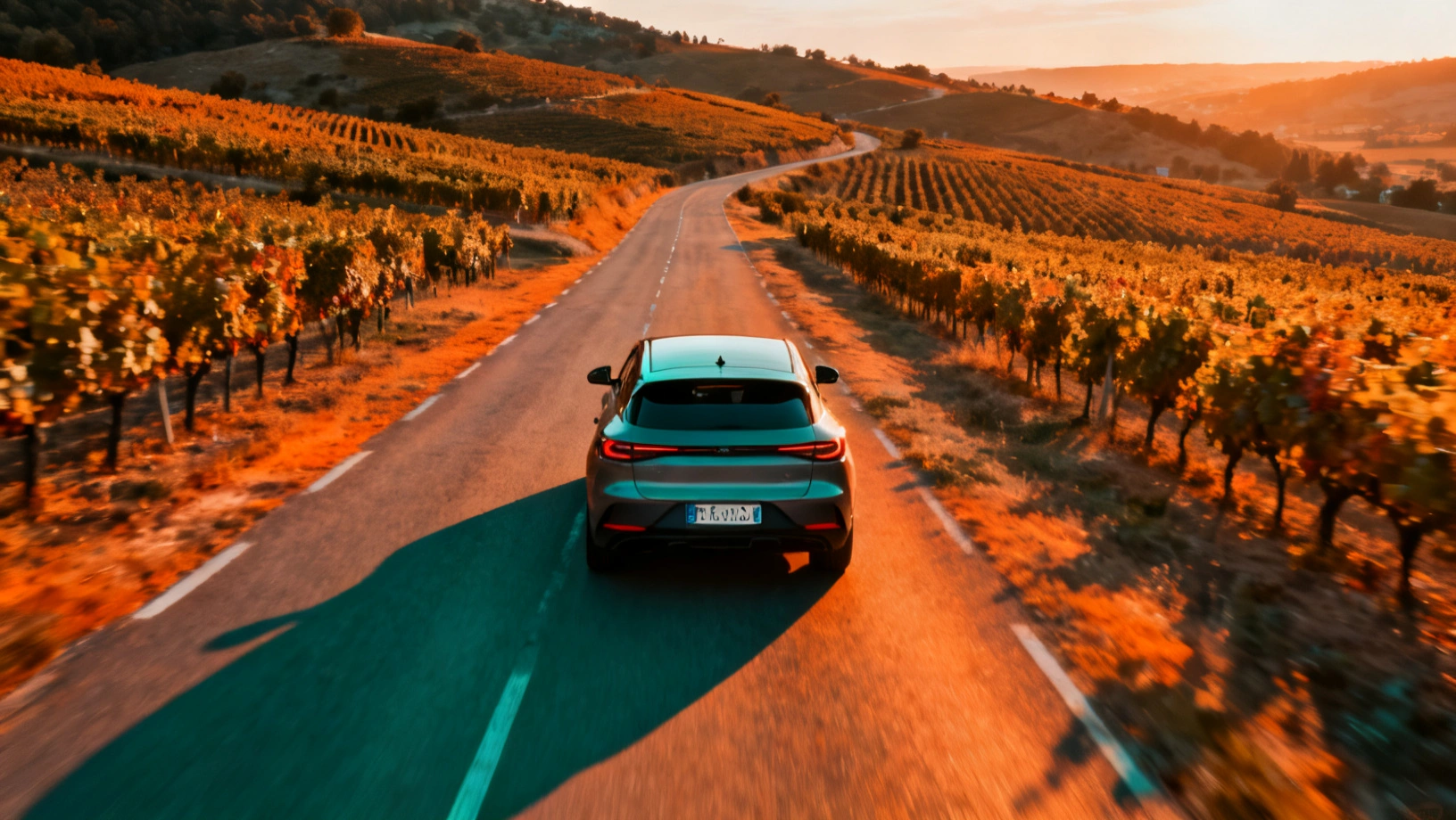 Voiture sur une route de campagne française — Point Immat, guide automobile et immatriculation