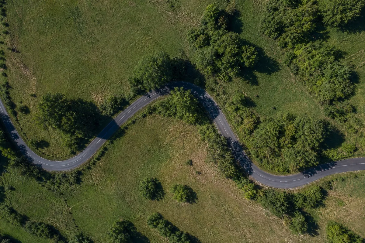Roue avant de moto et fourche vues de près sur le sol lisse d&rsquo;un atelier