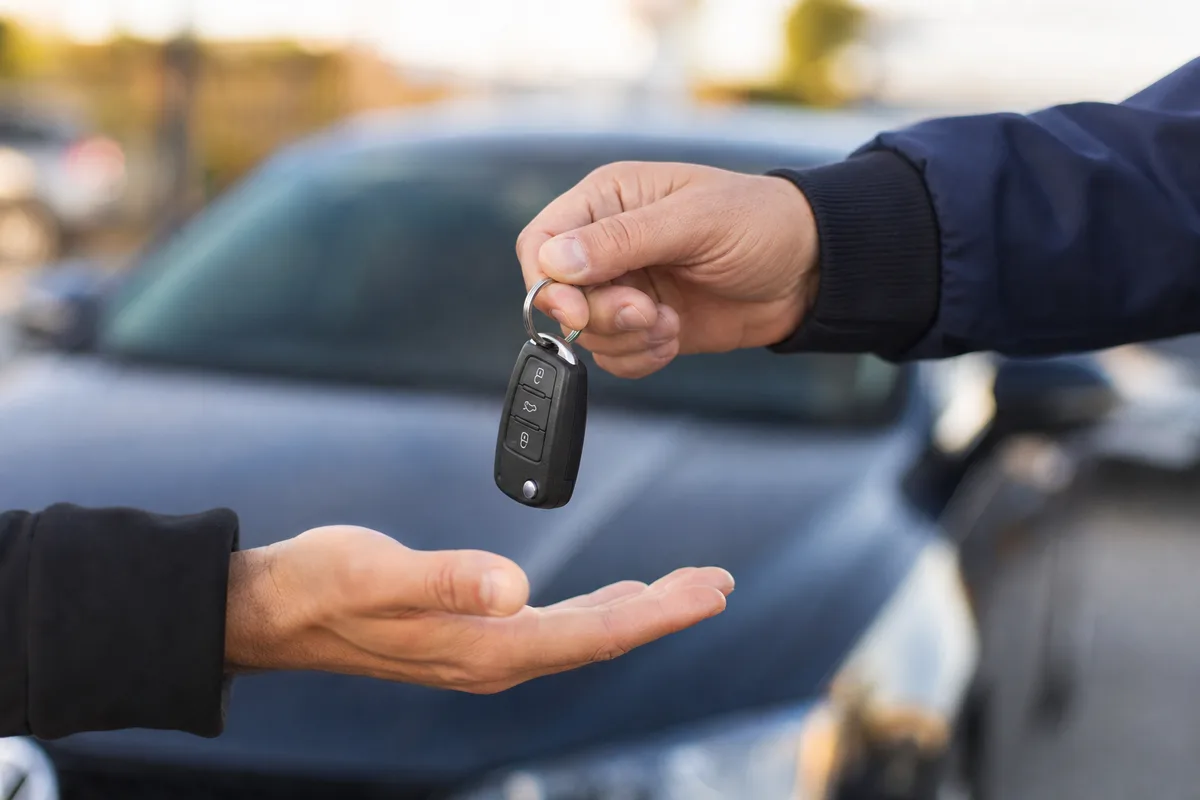 Remise des clés d&rsquo;une voiture importée de Belgique devant une concession