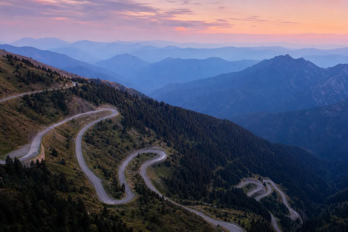 Route de montagne sinueuse vue depuis un belvédère au crépuscule