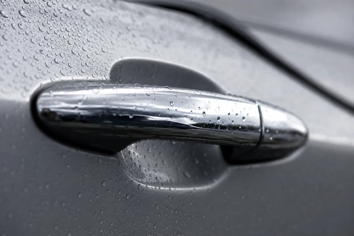 Vue en plongée d’un parking d’entreprise en fin de journée avec deux rangées de berlines alignées